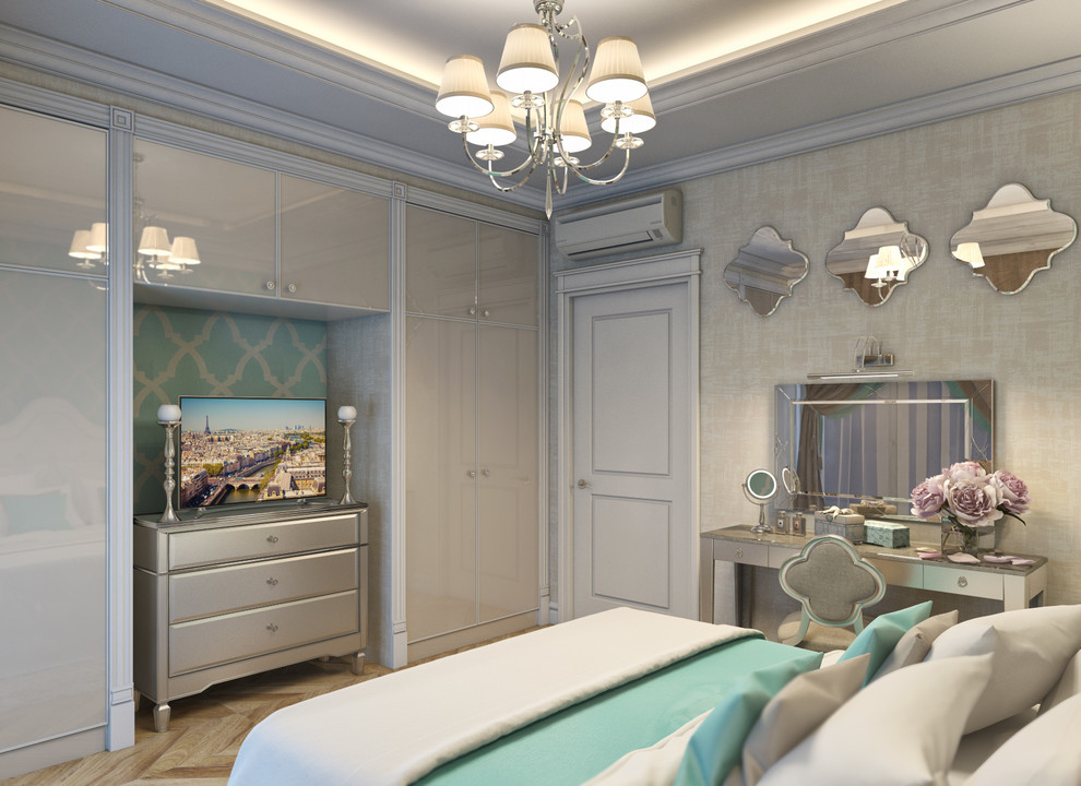 На фото: хозяйская спальня среднего размера в классическом стиле с бежевыми стенами и светлым паркетным полом с