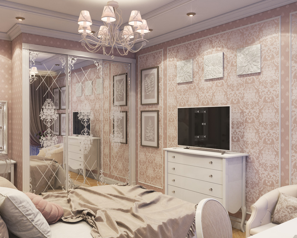 Esempio di una camera matrimoniale tradizionale di medie dimensioni con pareti rosa, parquet chiaro e pavimento beige