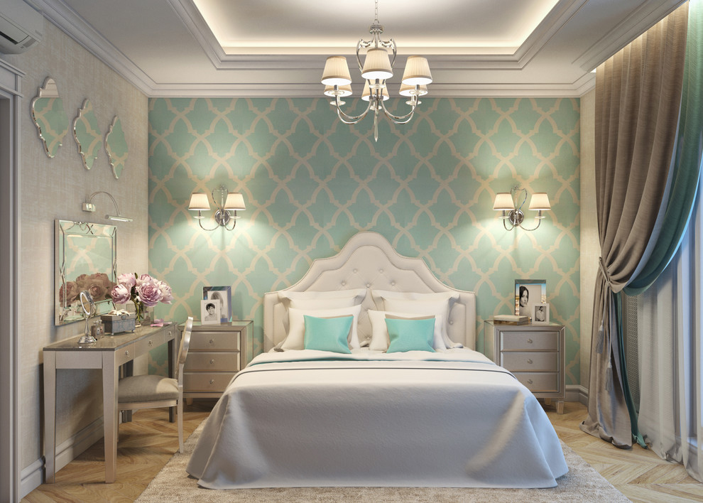 На фото: хозяйская спальня среднего размера в классическом стиле с разноцветными стенами и светлым паркетным полом с