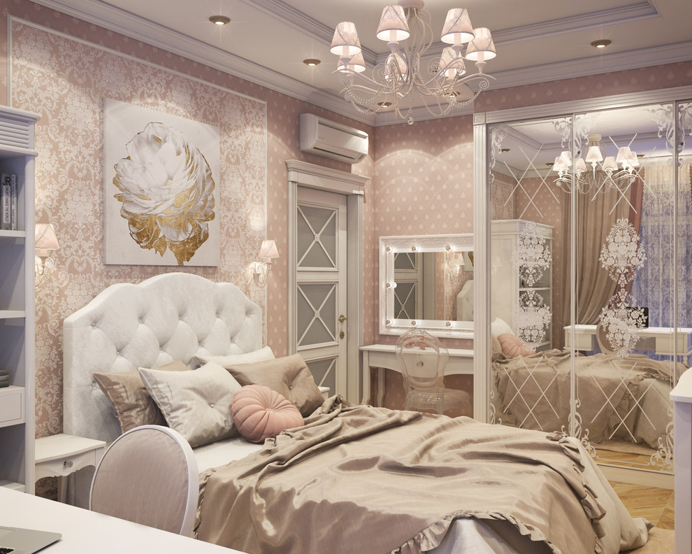 Источник вдохновения для домашнего уюта: хозяйская спальня среднего размера в классическом стиле с розовыми стенами, светлым паркетным полом и бежевым полом