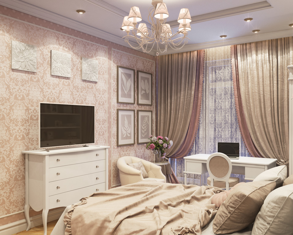 Идея дизайна: хозяйская спальня среднего размера в классическом стиле с розовыми стенами, светлым паркетным полом и бежевым полом