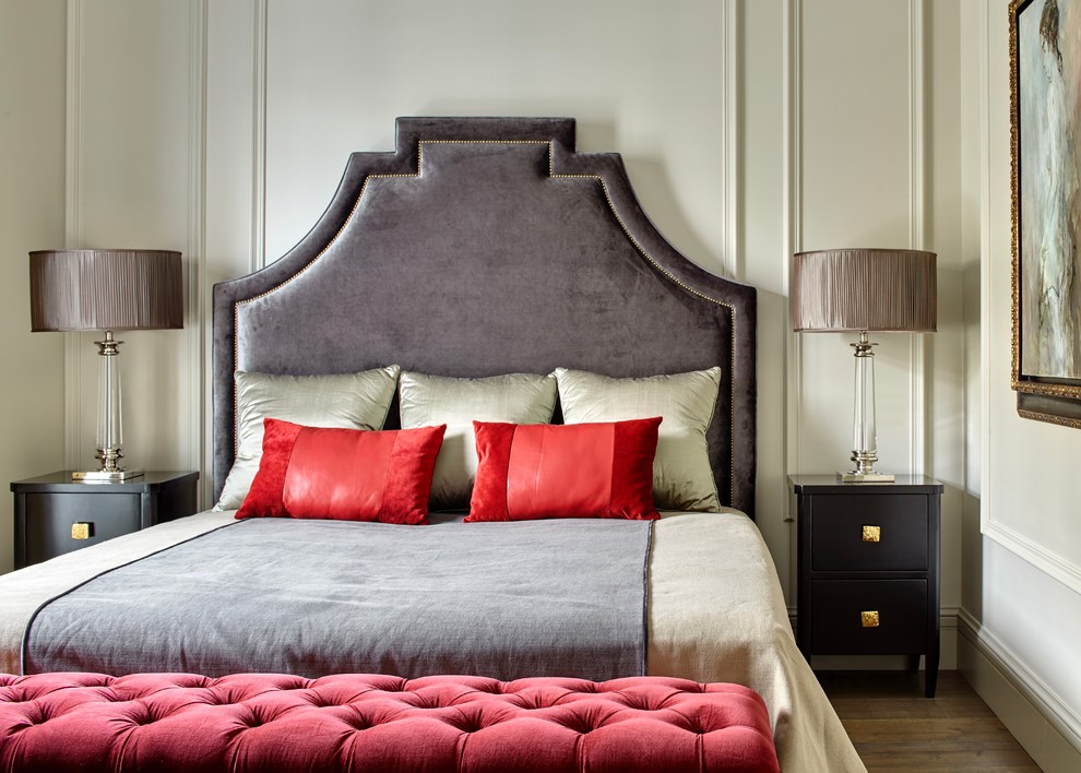 Imagen de dormitorio principal clásico renovado de tamaño medio con paredes grises y suelo de madera en tonos medios