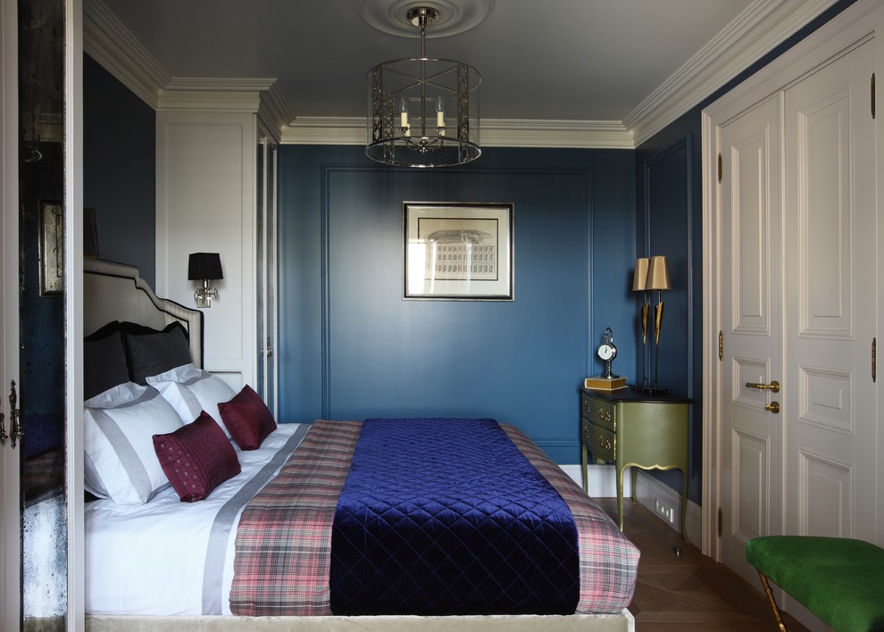 Foto di una piccola camera da letto classica con pareti blu