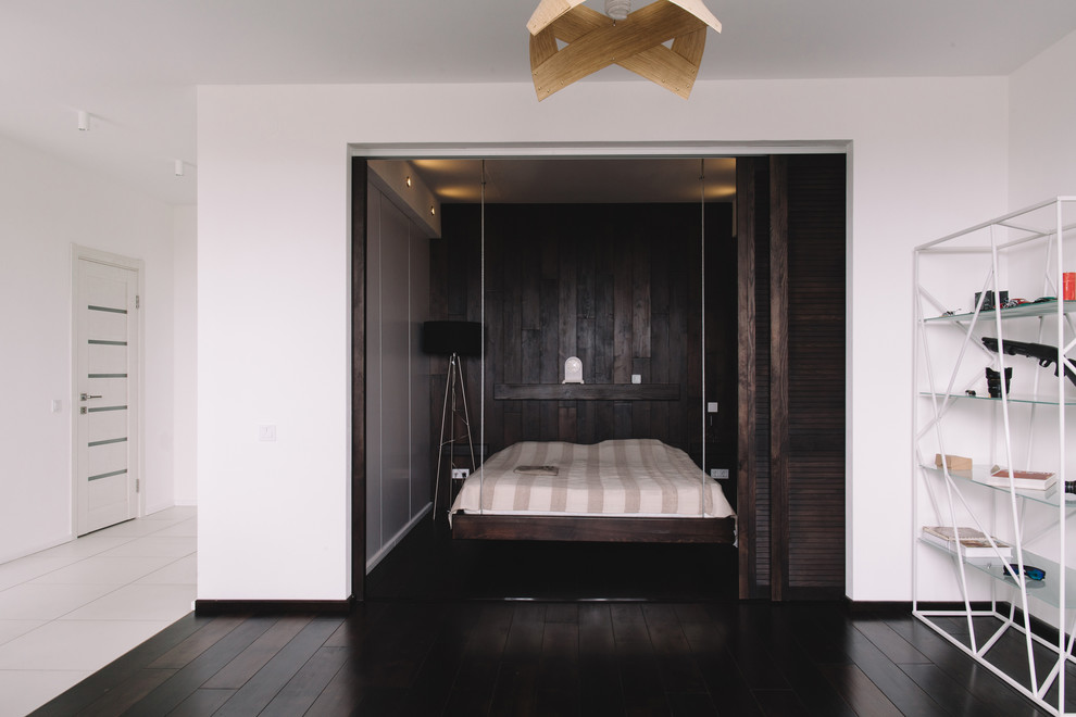 Пример оригинального дизайна: маленькая хозяйская спальня в современном стиле с темным паркетным полом без камина для на участке и в саду