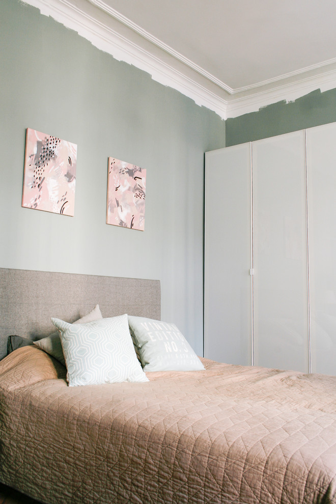 Ispirazione per una camera da letto nordica di medie dimensioni con pareti grigie e pavimento in legno massello medio