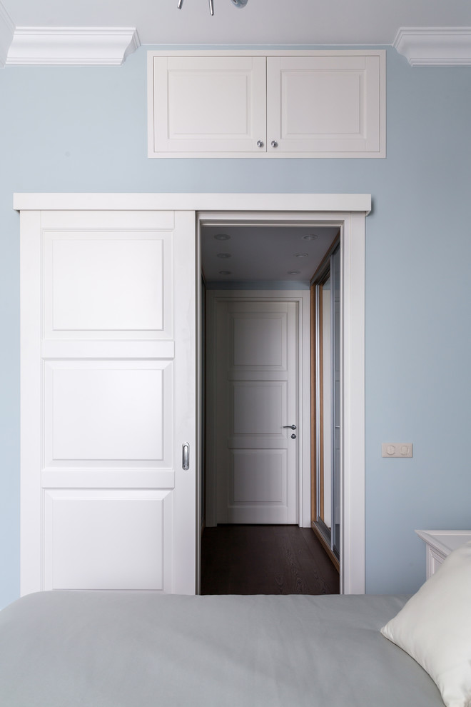 Стильный дизайн: спальня в стиле неоклассика (современная классика) с деревянным полом и коричневым полом - последний тренд