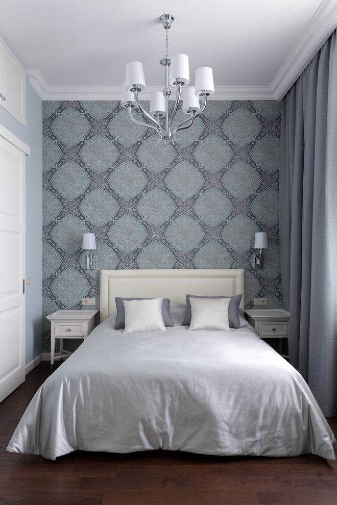 Стильный дизайн: спальня с синими стенами, темным паркетным полом, коричневым полом и синими шторами - последний тренд