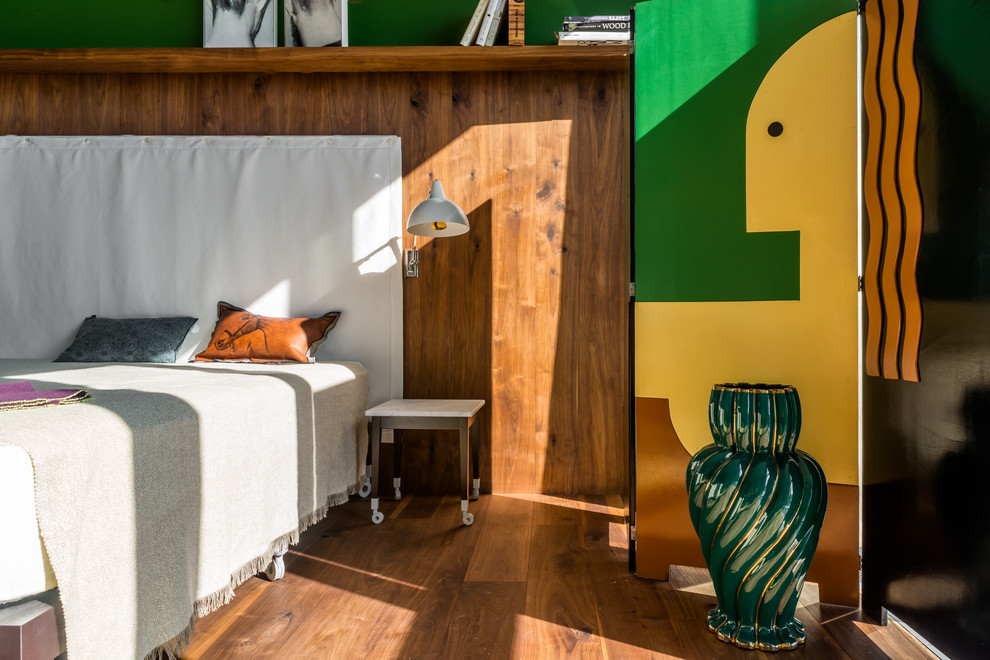 Modernes Schlafzimmer mit braunem Holzboden in Moskau