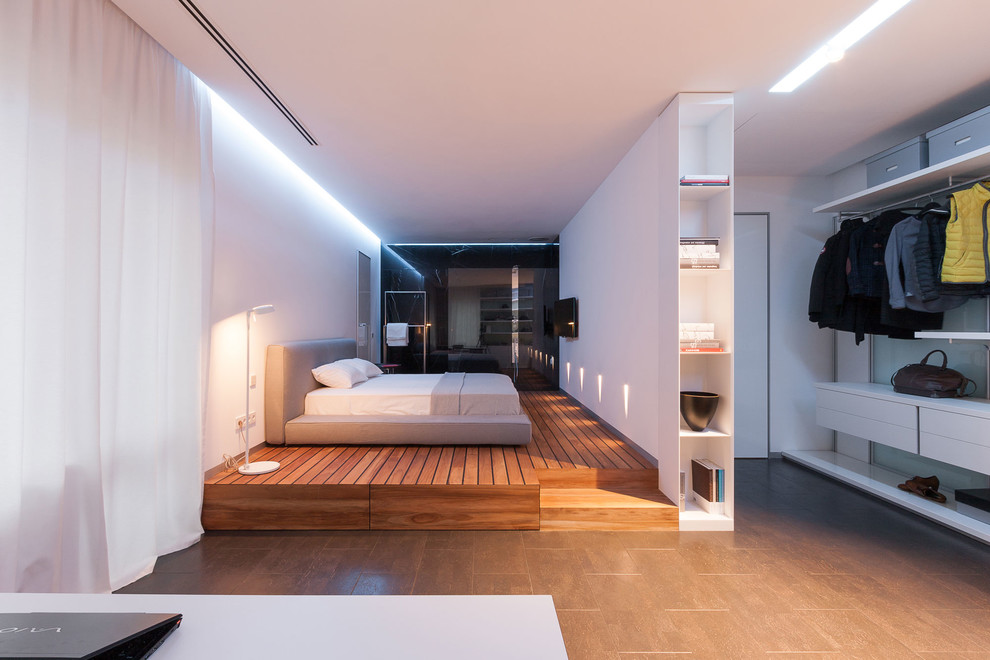 На фото: спальня в стиле модернизм с кроватью в нише