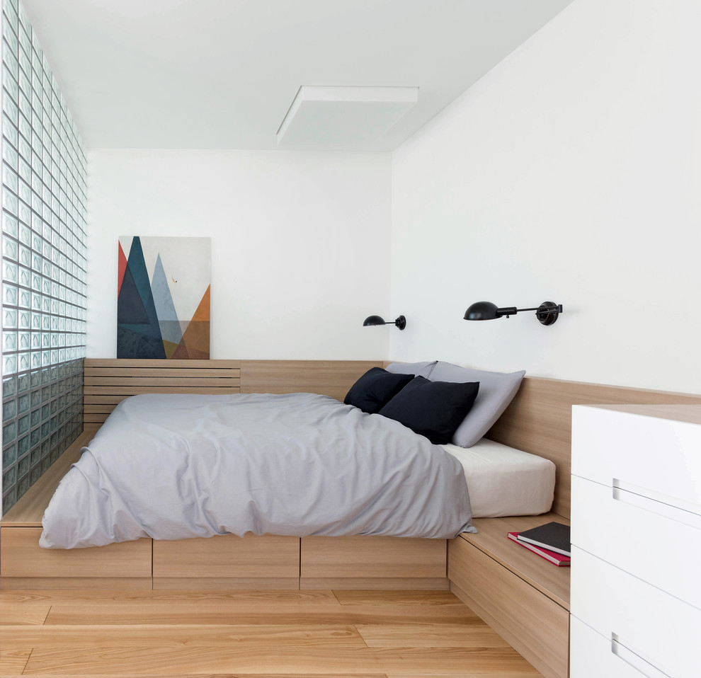 На фото: спальня в современном стиле с кроватью в нише