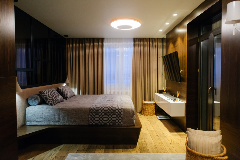 На фото: хозяйская спальня среднего размера в современном стиле с