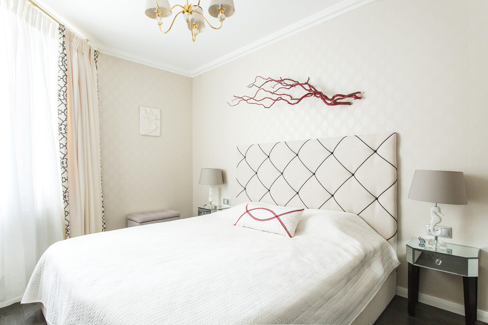 Свежая идея для дизайна: хозяйская спальня в светлых тонах в современном стиле с белыми стенами - отличное фото интерьера