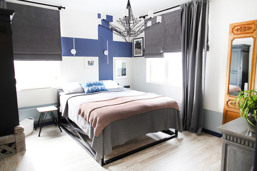 Imagen de dormitorio principal escandinavo pequeño con paredes blancas y suelo de madera clara