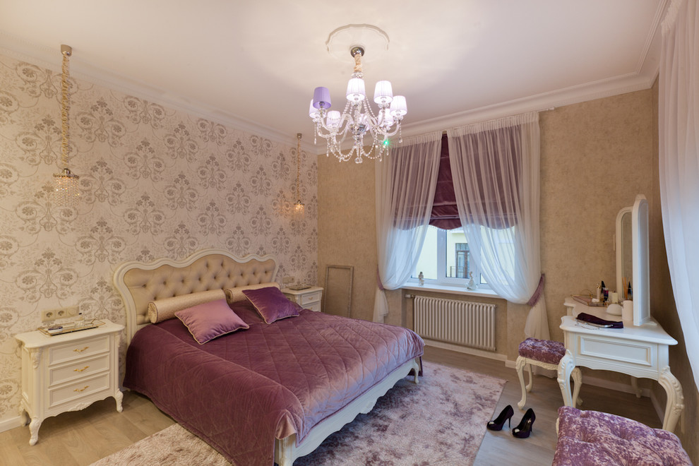 Mittelgroßes Klassisches Hauptschlafzimmer mit beiger Wandfarbe, hellem Holzboden und beigem Boden in Sankt Petersburg
