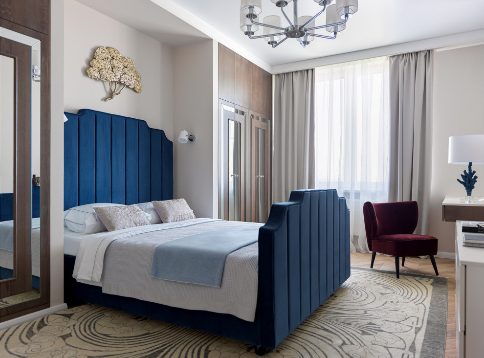 Пример оригинального дизайна: хозяйская спальня в современном стиле с серыми стенами без камина