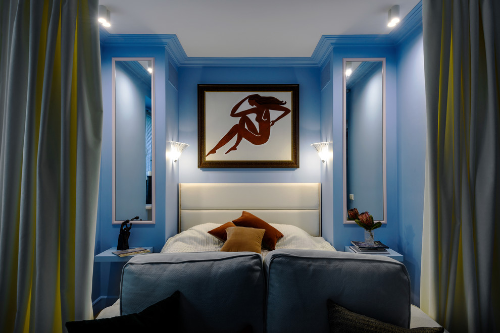 Cette image montre une chambre parentale traditionnelle avec un mur bleu.
