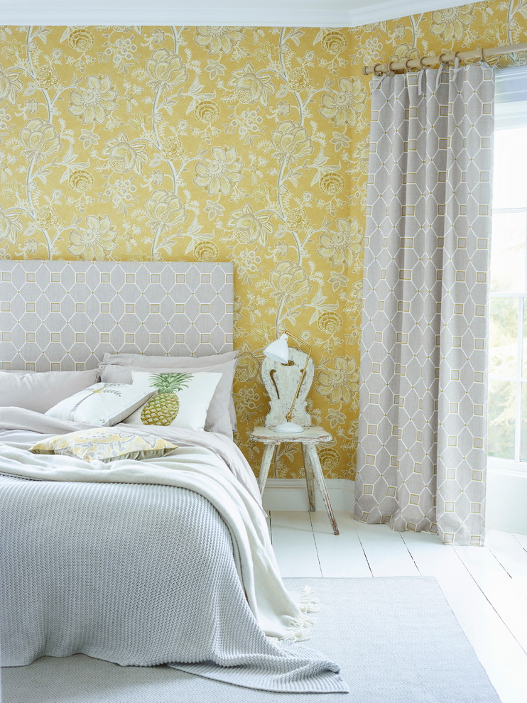 Idéer för ett klassiskt sovrum, med gula väggar, målat trägolv och vitt golv
