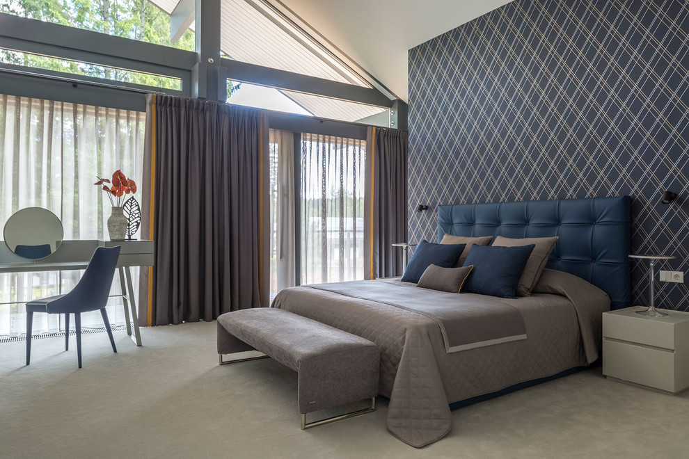 Идея дизайна: большая хозяйская спальня в современном стиле с бежевыми стенами, ковровым покрытием и серым полом