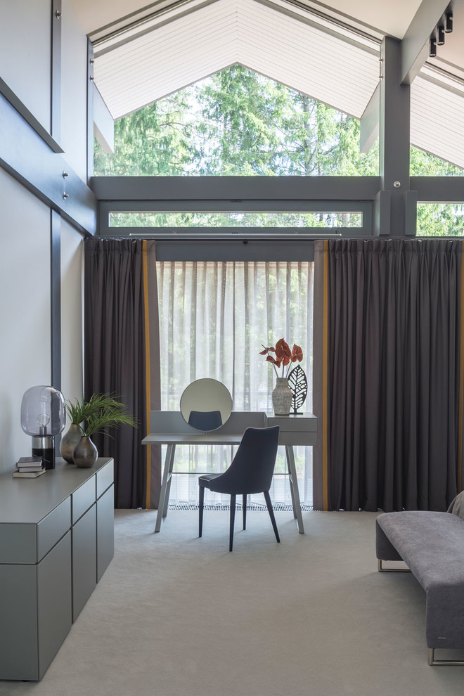 Стильный дизайн: большая хозяйская спальня в современном стиле с бежевыми стенами, ковровым покрытием и серым полом - последний тренд