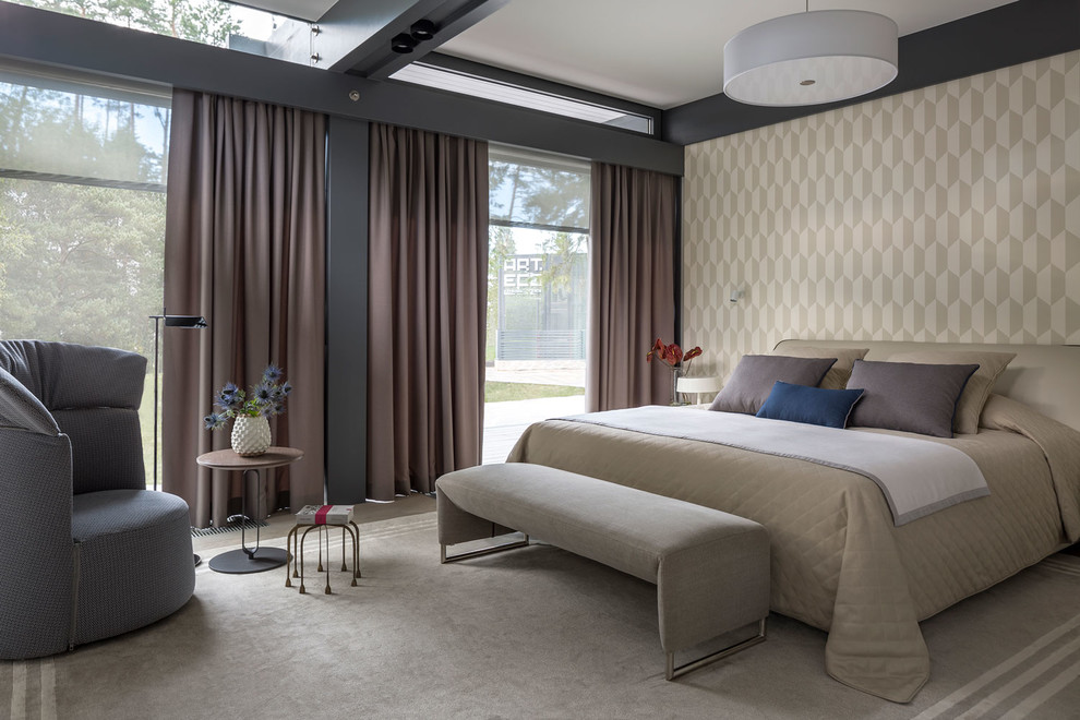 Modelo de habitación de invitados contemporánea grande con paredes beige, suelo de madera clara y suelo beige