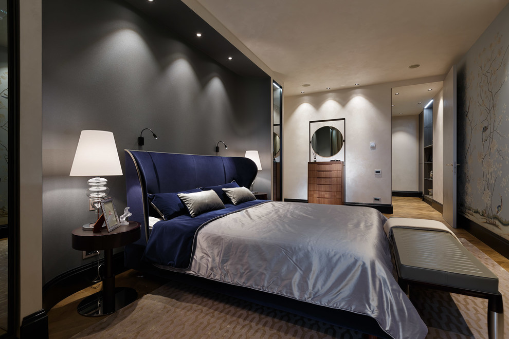 Diseño de dormitorio principal de tamaño medio con paredes multicolor y suelo de madera en tonos medios