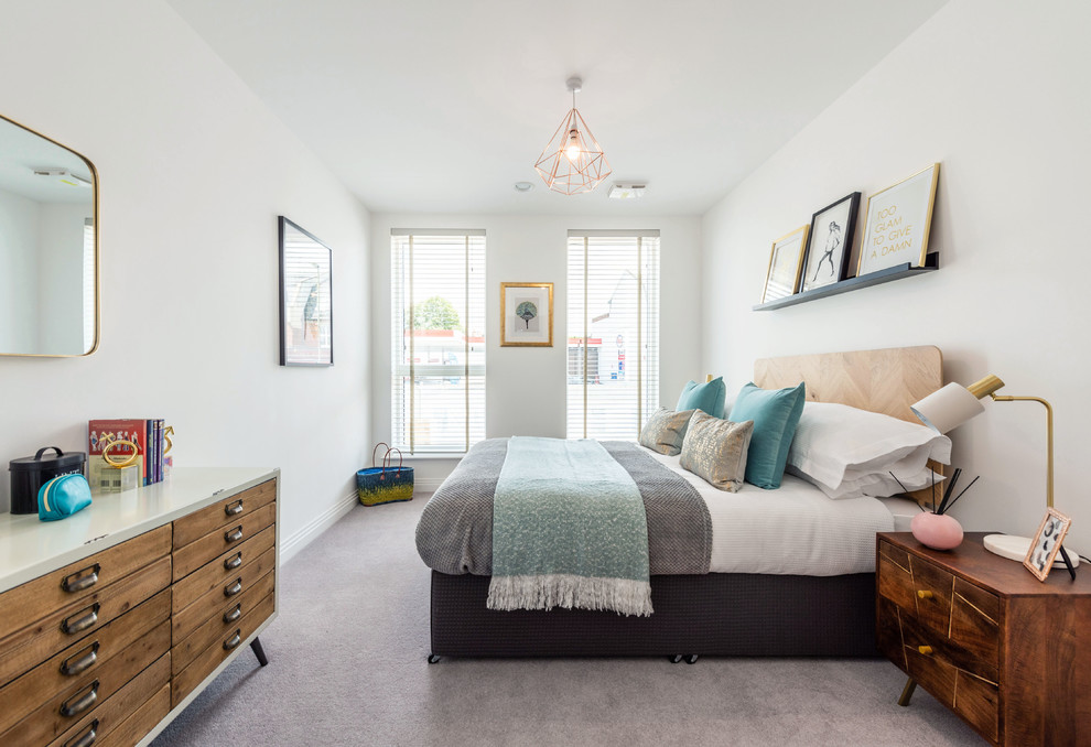 Foto de dormitorio contemporáneo con paredes blancas, moqueta y suelo gris