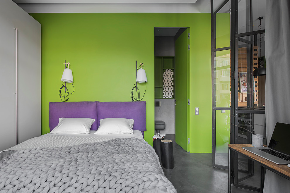 Foto di una camera matrimoniale industriale con pareti verdi