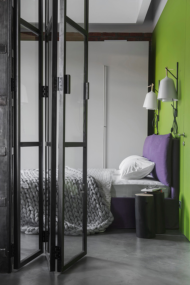 Пример оригинального дизайна: хозяйская спальня в стиле лофт с зелеными стенами