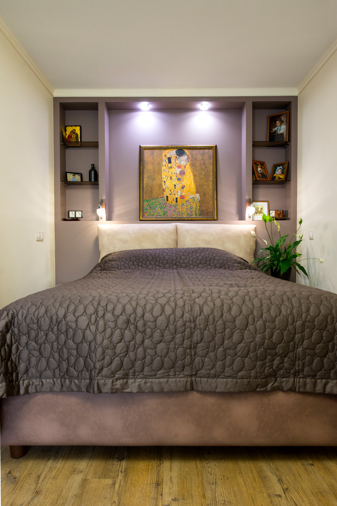 Стильный дизайн: маленькая хозяйская спальня в современном стиле с бежевыми стенами и коричневым полом для на участке и в саду - последний тренд