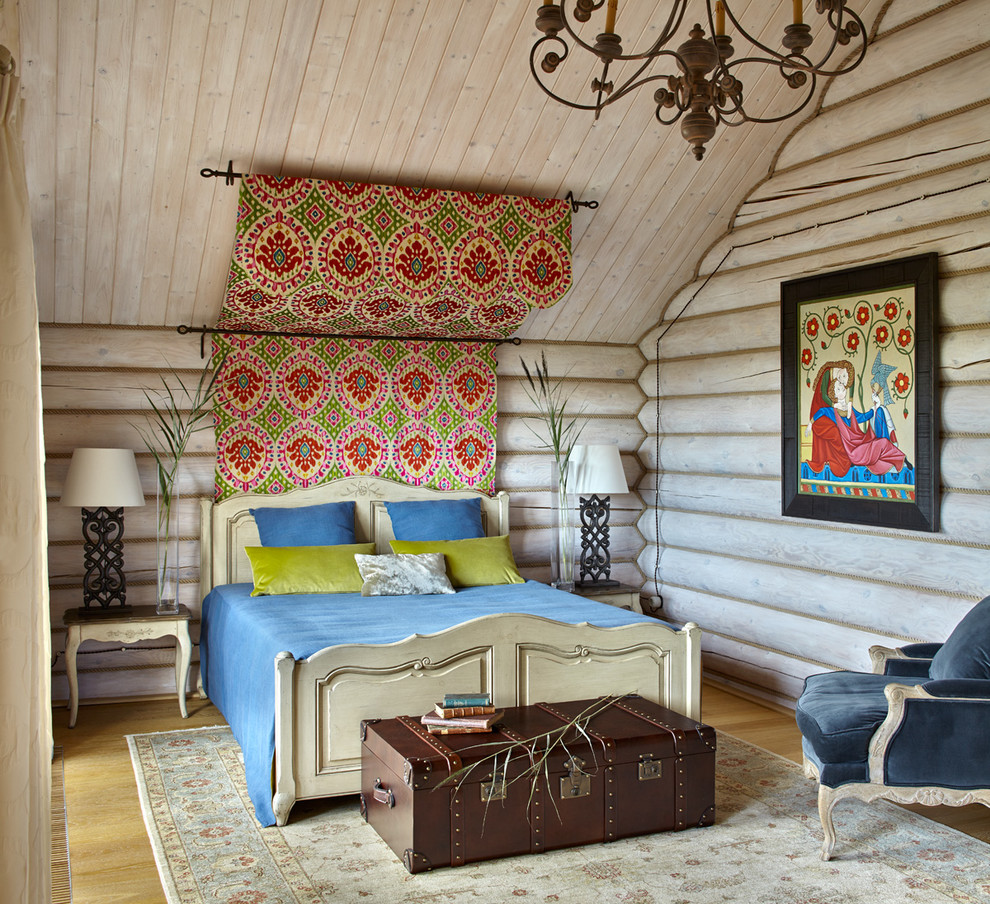 Foto på ett lantligt sovrum, med beige väggar och ljust trägolv