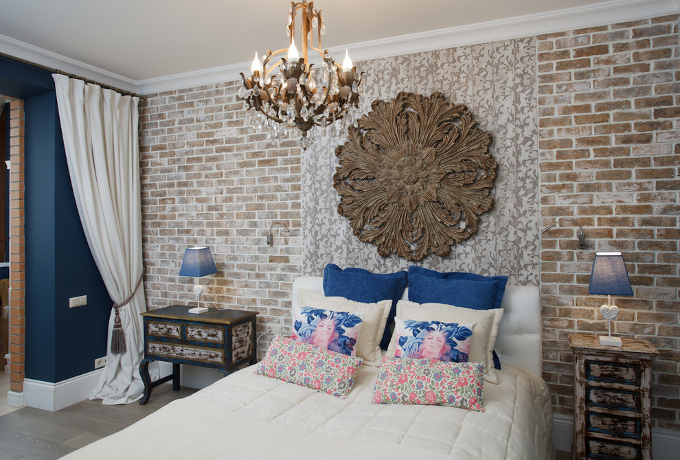 На фото: хозяйская спальня в стиле лофт с синими стенами и паркетным полом среднего тона с