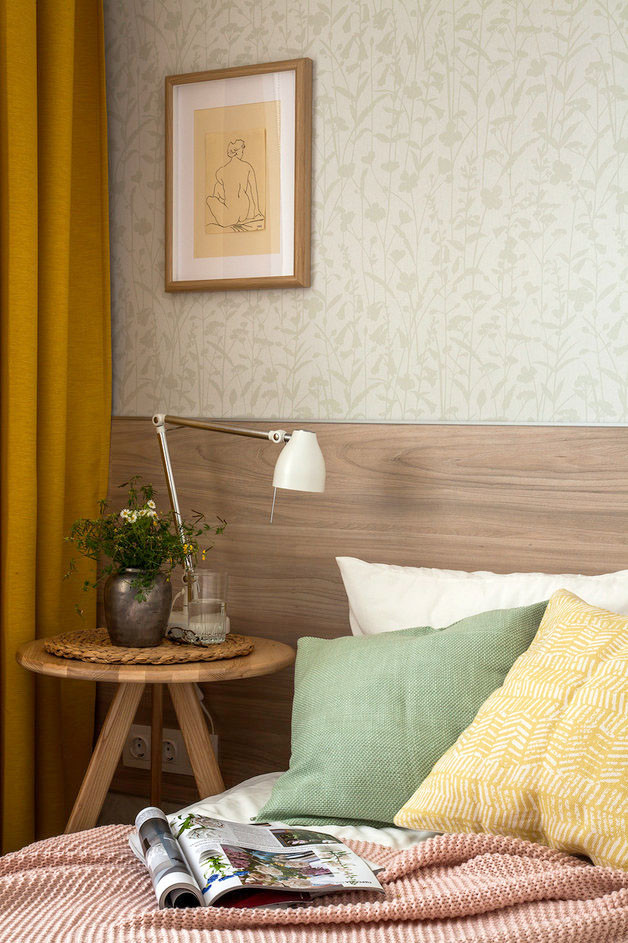 Свежая идея для дизайна: маленькая спальня в современном стиле с полом из ламината и коричневым полом для на участке и в саду - отличное фото интерьера