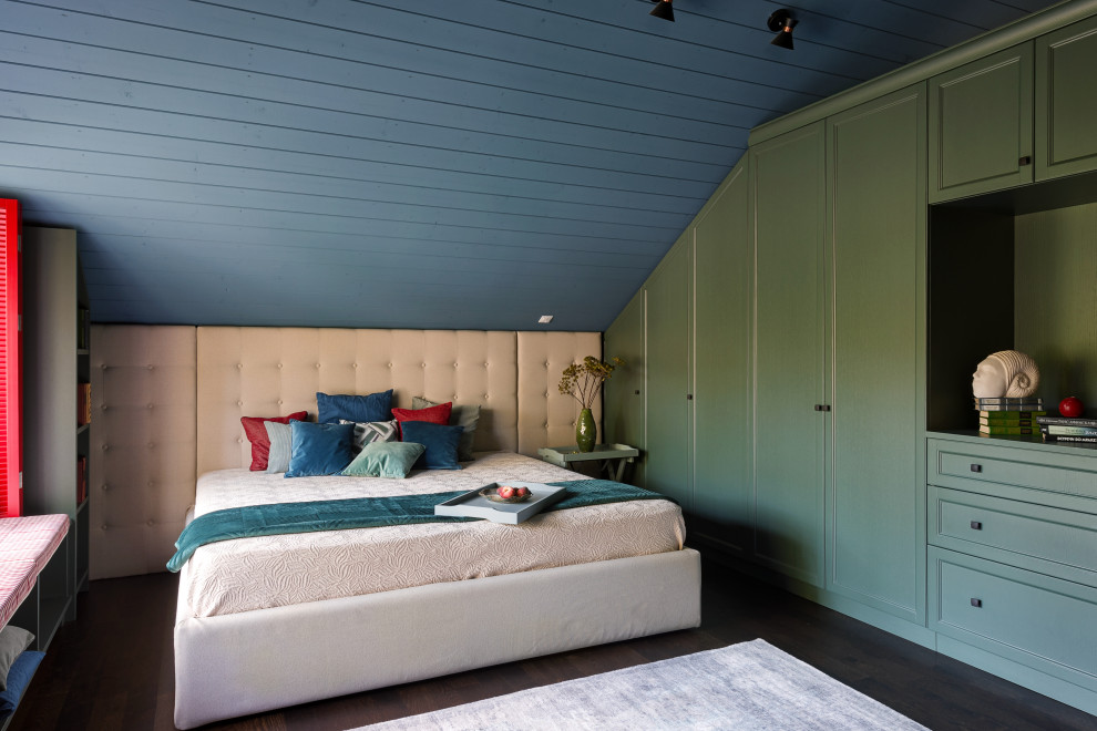モスクワにあるコンテンポラリースタイルのおしゃれな寝室 (濃色無垢フローリング、茶色い床、塗装板張りの天井、三角天井) のインテリア