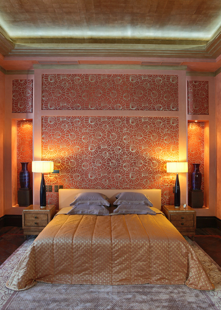 Идея дизайна: большая хозяйская спальня в стиле модернизм с оранжевыми стенами и темным паркетным полом