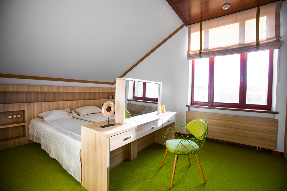 Modernes Schlafzimmer mit weißer Wandfarbe und grünem Boden in Moskau