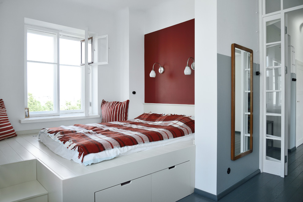 Modelo de dormitorio principal contemporáneo con paredes blancas, suelo de madera pintada y suelo gris