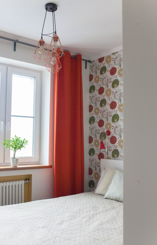 Modelo de dormitorio principal escandinavo pequeño con paredes multicolor
