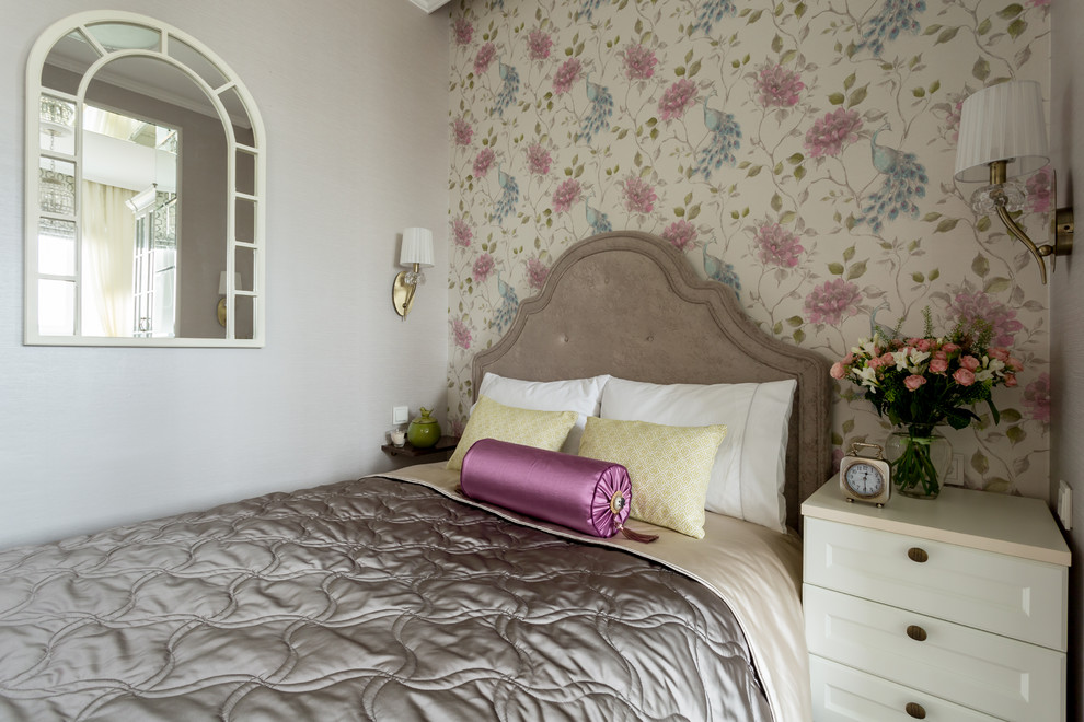 На фото: маленькая хозяйская спальня в классическом стиле с разноцветными стенами и темным паркетным полом для на участке и в саду с
