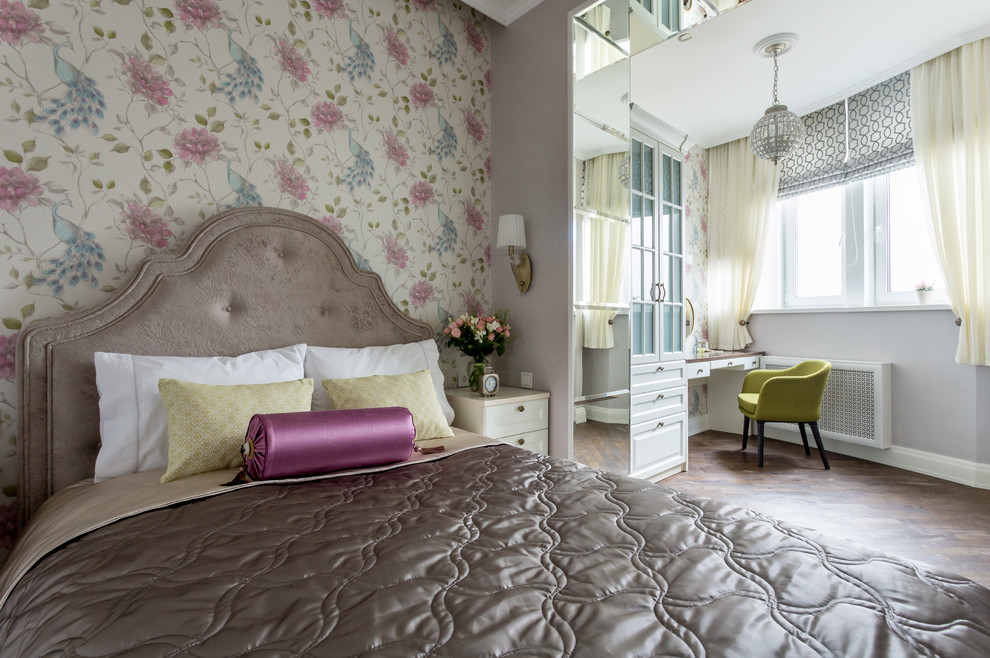 Идея дизайна: хозяйская спальня в классическом стиле с разноцветными стенами и паркетным полом среднего тона