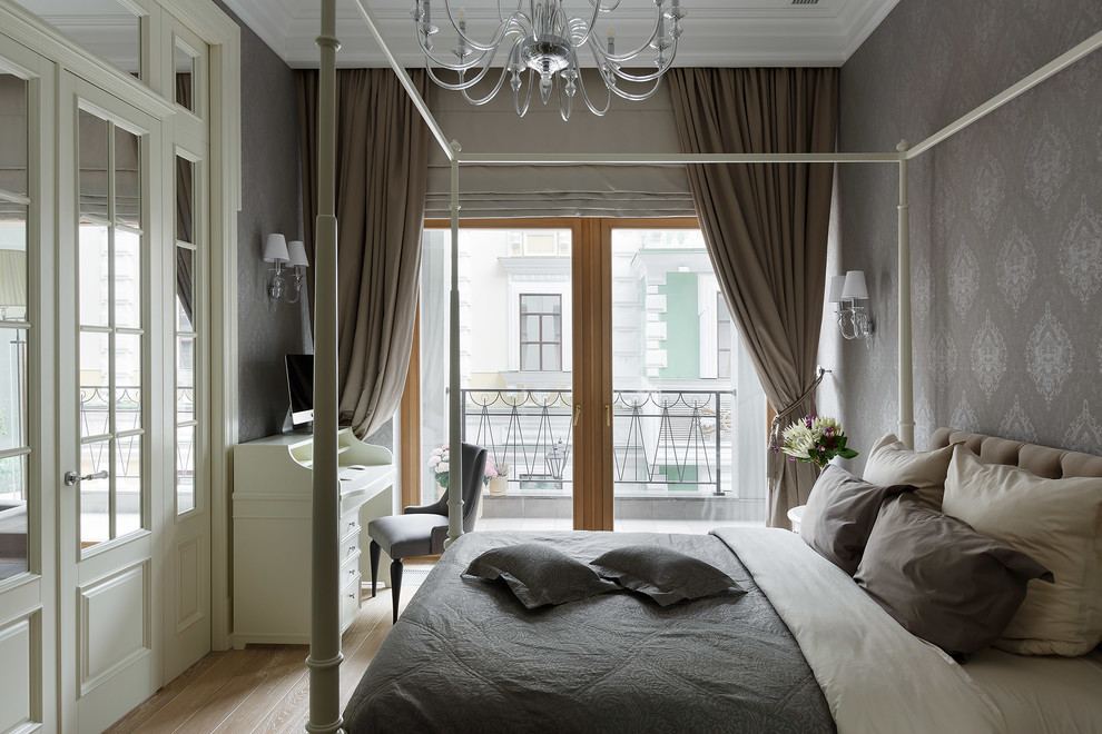 Foto de dormitorio principal clásico renovado pequeño sin chimenea con paredes grises, suelo de madera clara y suelo beige