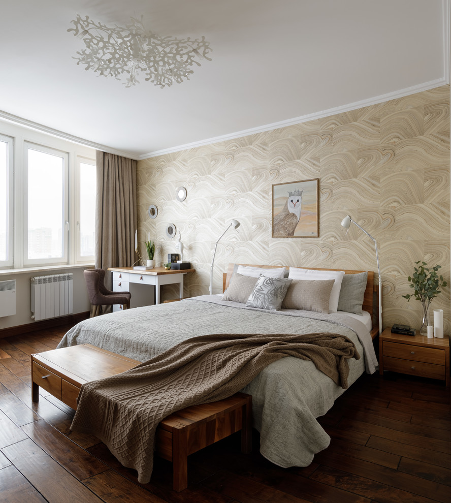Klassisches Schlafzimmer mit weißer Wandfarbe, dunklem Holzboden und braunem Boden in Moskau