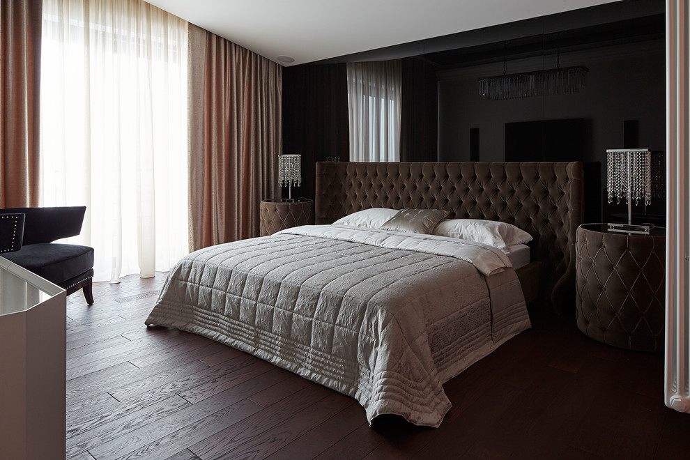 Стильный дизайн: хозяйская спальня среднего размера в современном стиле с темным паркетным полом, фиолетовым полом и черными стенами - последний тренд