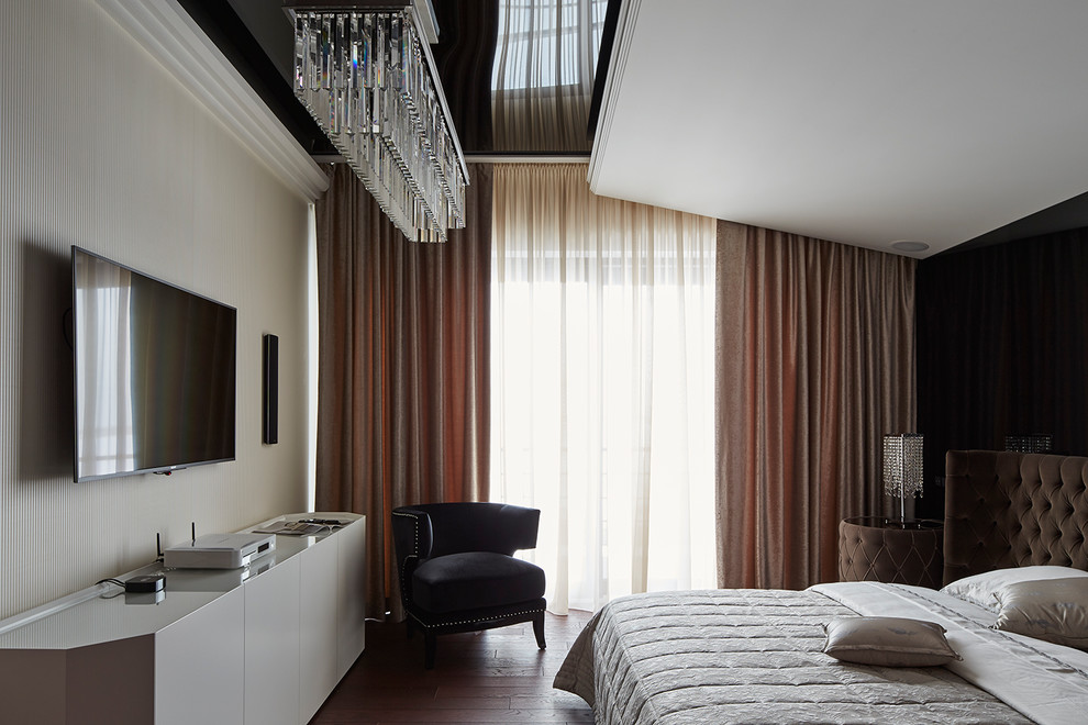 На фото: хозяйская спальня среднего размера в современном стиле с темным паркетным полом, фиолетовым полом и бежевыми стенами с