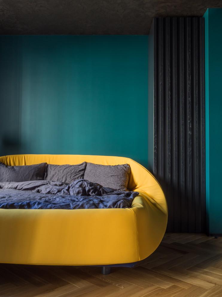 Стильный дизайн: хозяйская спальня среднего размера в стиле лофт с синими стенами и паркетным полом среднего тона без камина - последний тренд