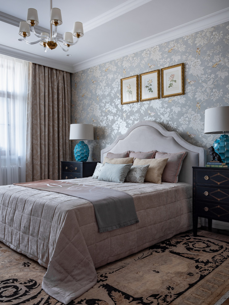 На фото: хозяйская спальня в классическом стиле с серыми стенами, ковровым покрытием и обоями на стенах с