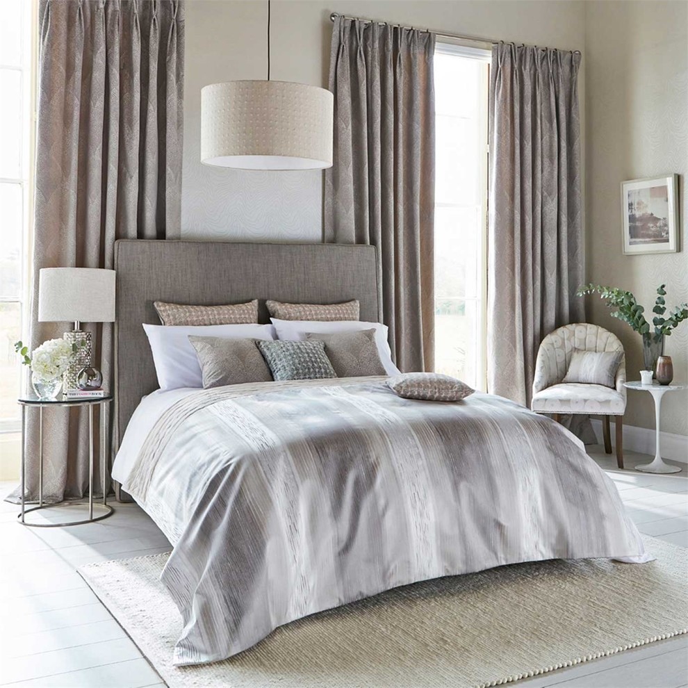 Foto di una camera da letto minimal con pareti beige, pavimento in legno verniciato e pavimento bianco