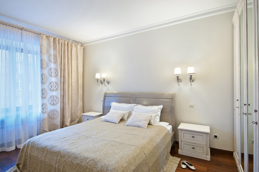Пример оригинального дизайна: хозяйская спальня среднего размера в классическом стиле с серыми стенами и паркетным полом среднего тона