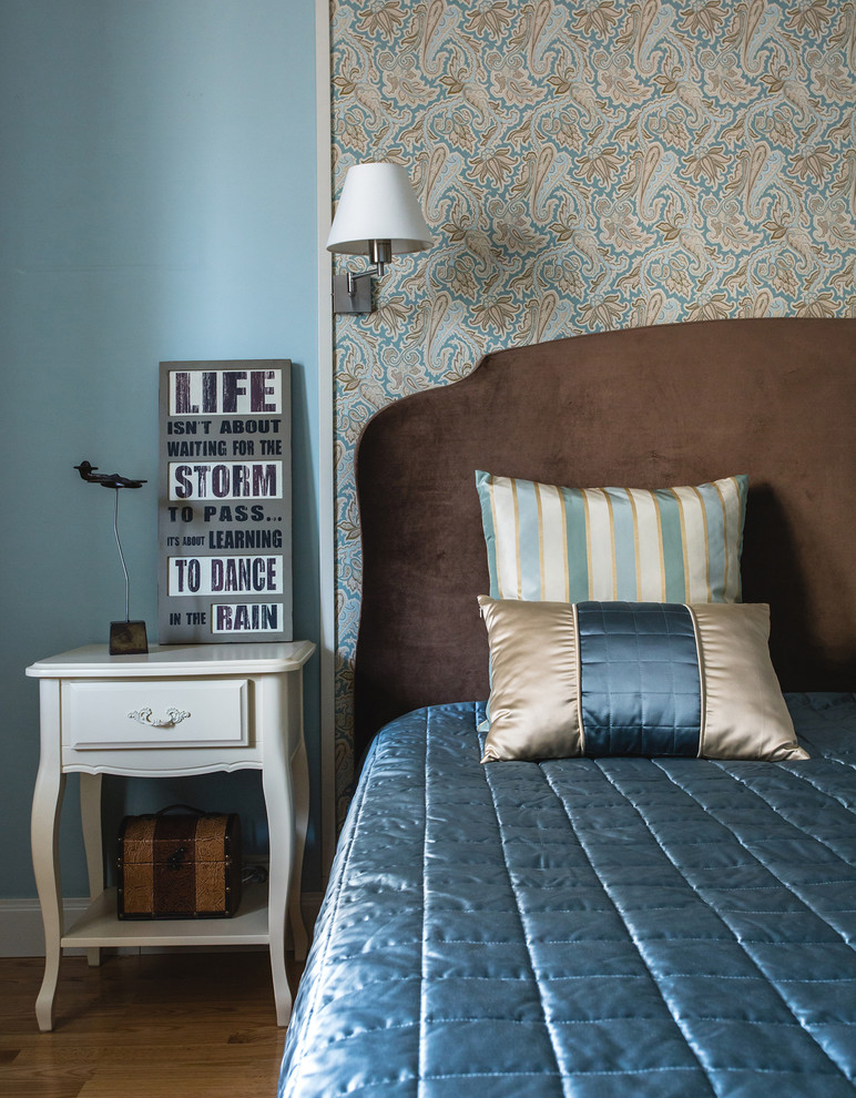На фото: хозяйская спальня в стиле фьюжн с разноцветными стенами и паркетным полом среднего тона с
