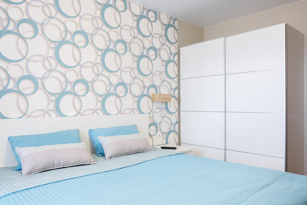 Exemple d'une petite chambre parentale tendance avec un mur multicolore, sol en stratifié et un sol beige.