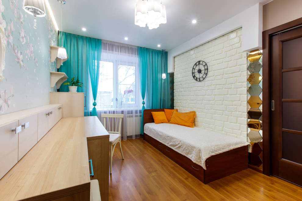 他の地域にある小さなエクレクティックスタイルのおしゃれな主寝室 (マルチカラーの壁、ラミネートの床、オレンジの床) のレイアウト